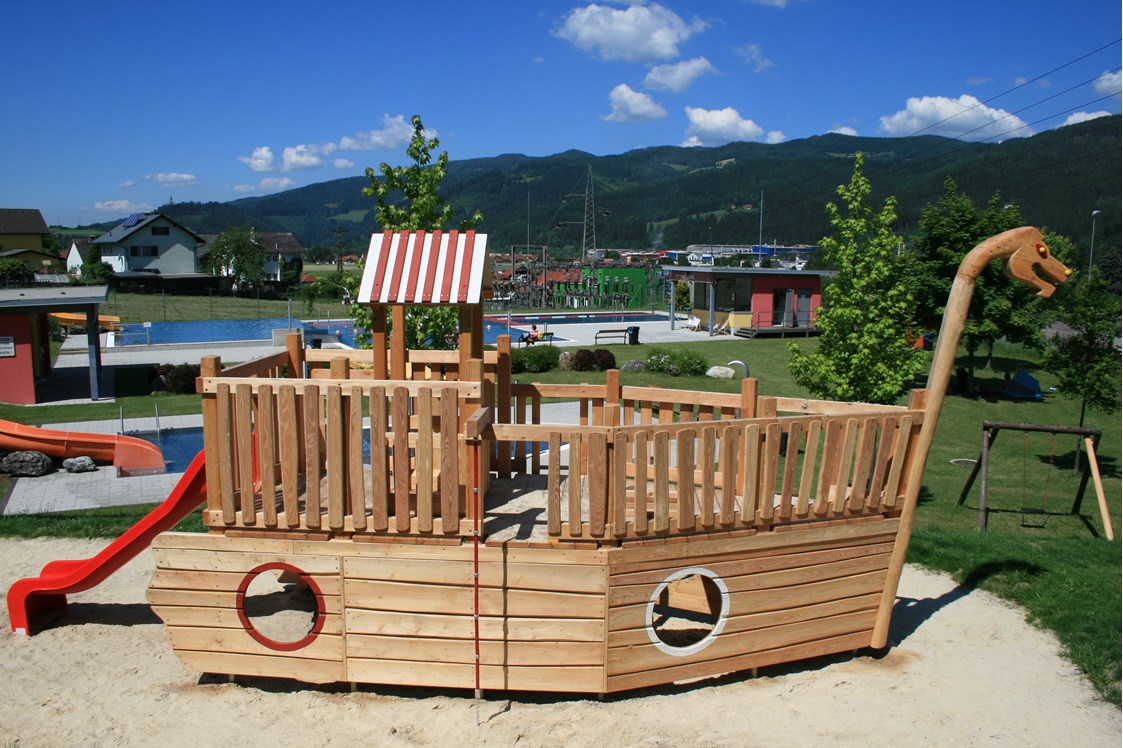 Ausflugsziel: Unser Spielplatz mit dem neuen Piratenschiff - ideal für unsere kleinen Gäste - Freibad Mitterdorf