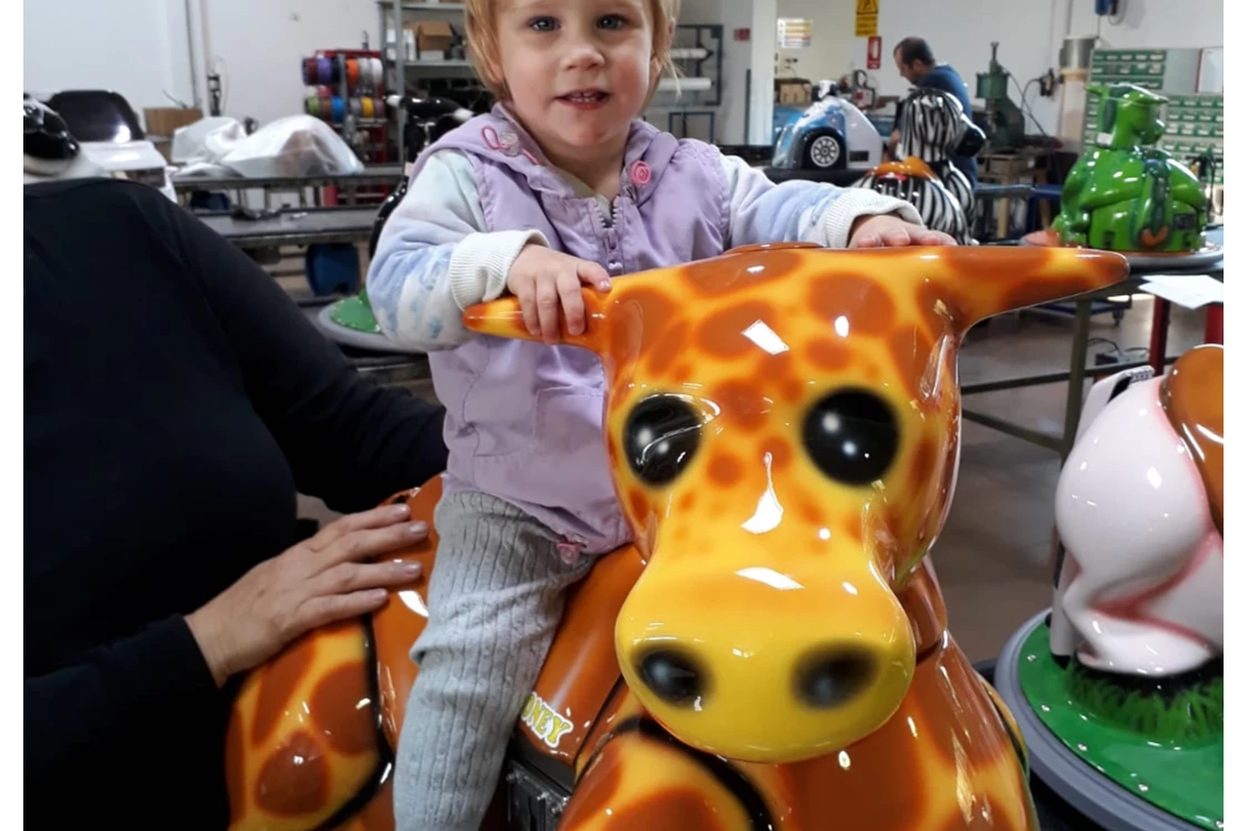 Ausflugsziel: Klara mit dem Kleinkinder Elektroauto - Tier-, Wild- und Spielpark Preding