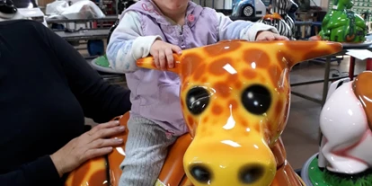 Voyage avec des enfants - Deutschfeistritz - Klara mit dem Kleinkinder Elektroauto - Tier-, Wild- und Spielpark Preding