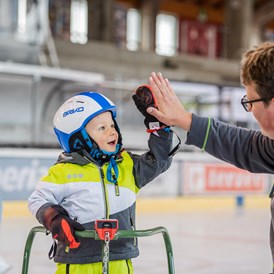 Ausflugsziel: Auch für Anfänger kein Problem - Eislaufhilfen sind genügend vorhanden - Eislaufen im Eisstadion Ritten Arena