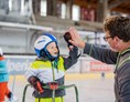 Ausflugsziel: Auch für Anfänger kein Problem - Eislaufhilfen sind genügend vorhanden - Eislaufen im Eisstadion Ritten Arena