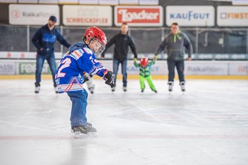 Ausflugsziel: Spass für die ganze Familie - Eislaufen im Eisstadion Ritten Arena