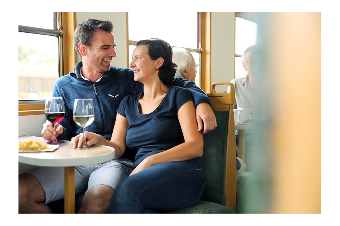 Ausflugsziel: Genießen Sie regionale Weine im Heurigenwaggon - Bahnerlebnis Reblaus Express