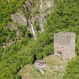 Ausflugsziel: Kröllturm mit Wasserfall Gargazon