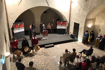 Ausflugsziel: Eröffnungsfeier der Ausstellung "Die Tiroler Medici", die im Turm von Schloss Maretsch zu sehen ist. - Schloss Maretsch