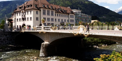 Reis met kinderen - Witterung: Bewölkt - Dorf Tirol - Sandplatz und Postbrücke