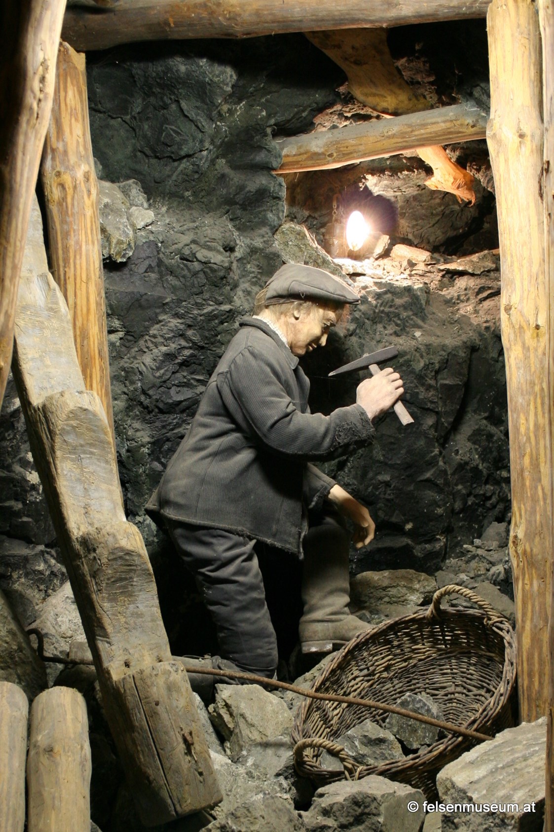 Ausflugsziel: Schaubergwerk - Felsenmuseum Bernstein