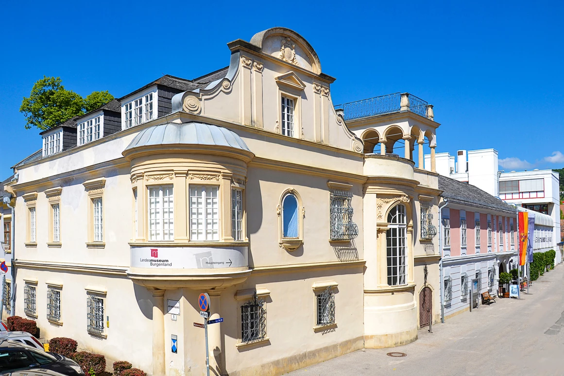 Ausflugsziel: Außenansicht Landesmuseum Burgenland - Landesmuseum Burgenland
