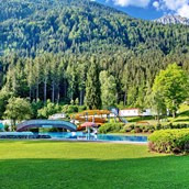 Ausflugsziel - Großzügig angelegtes Freibad mit drei Schwimmbecken, großer Liegewiese und Restaurant - Waldbad Dellach im Drautal