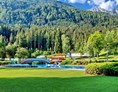 Ausflugsziel: Großzügig angelegtes Freibad mit drei Schwimmbecken, großer Liegewiese und Restaurant - Waldbad Dellach im Drautal