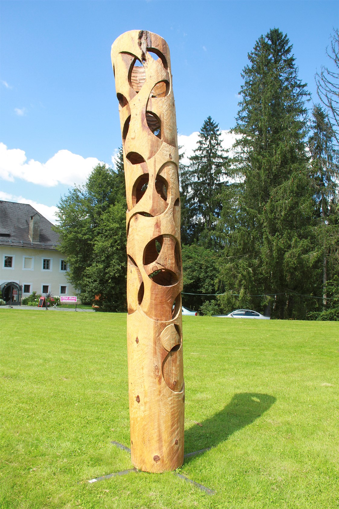 Ausflugsziel: Die Skulpturen von Österreichs größtem Holzskulpturenpark sind von hoher künstlerischer Qualität wie diese von Thomas Lüscher, Schweiz - Schloss Albeck – Café-Restaurant - Kulturzentrum