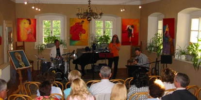 Voyage avec des enfants - Reauz - Jeden Sonntag um 11 und 15 Uhr Konzerte: Klassik, Jazz, gute Unterhaltungsmusik, Volksmusik
Karten: 00436505752066
Nach den Konzert: gut Essen im Restaurant! - Schloss Albeck – Café-Restaurant - Kulturzentrum